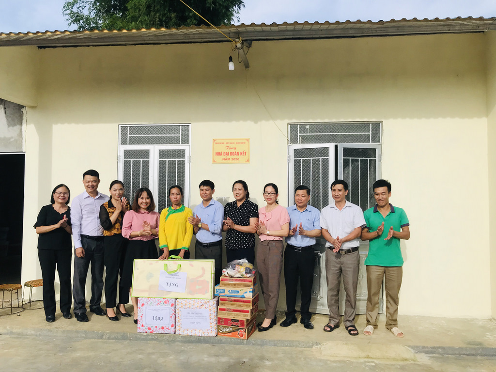 Đại diện lãnh đạo MTTQ thành phố Lai Châu cùng các ban, ngành, đoàn thể thành phố, xã San Thàng trao nhà cho gia đình anh Phan Văn Cùng ở bản San Thàng.